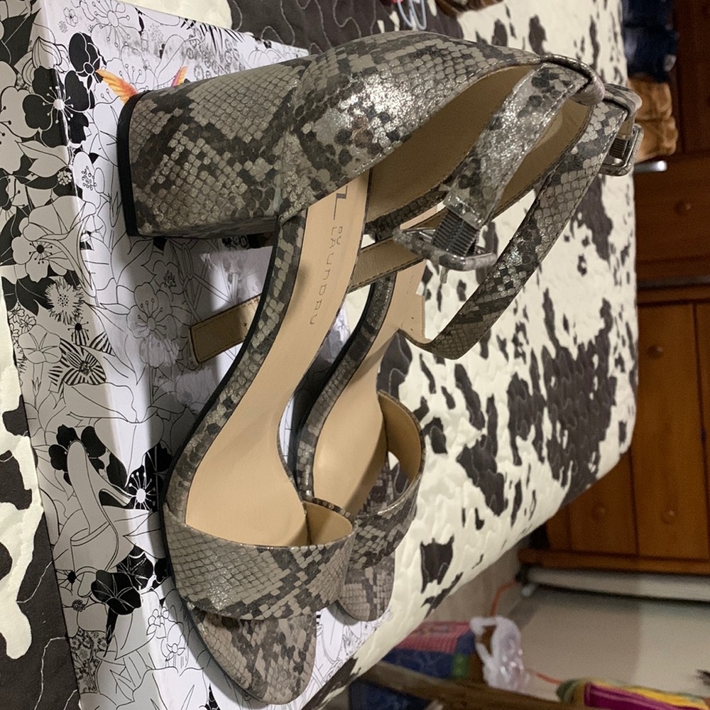 Ladies snake print shoes 👠 8 1/2